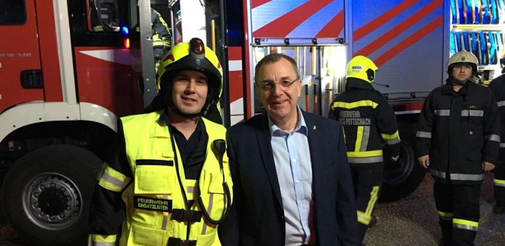 Bürgermeister Rupert Dworak (r.) nach dem Einsatz mit der Feuerwehr