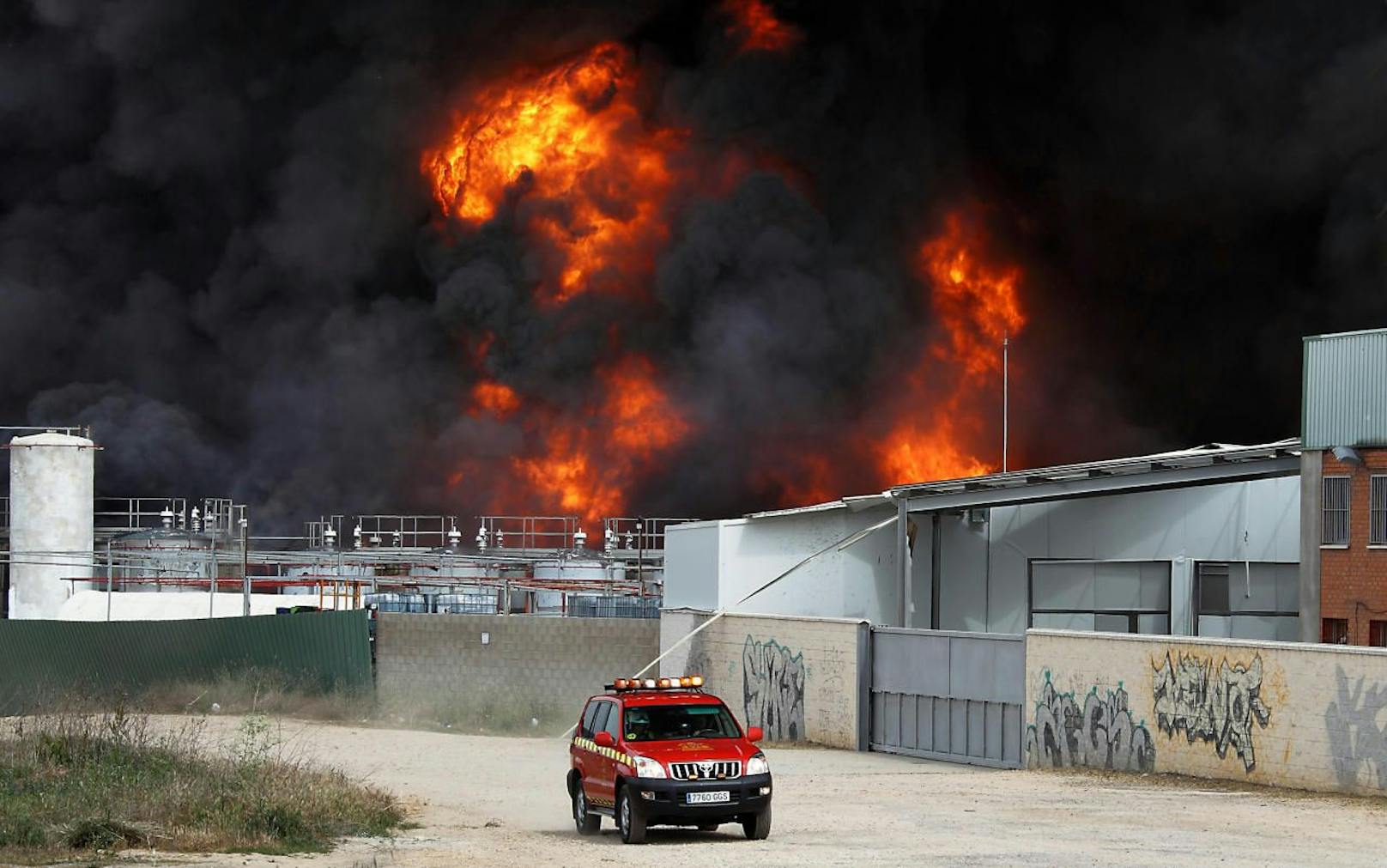 Im Industriegebiet Arganda del Rey, knapp außerhalb des Stadtgebietes von Madrid, ging ein Recycclingbetrieb in Flammen auf.