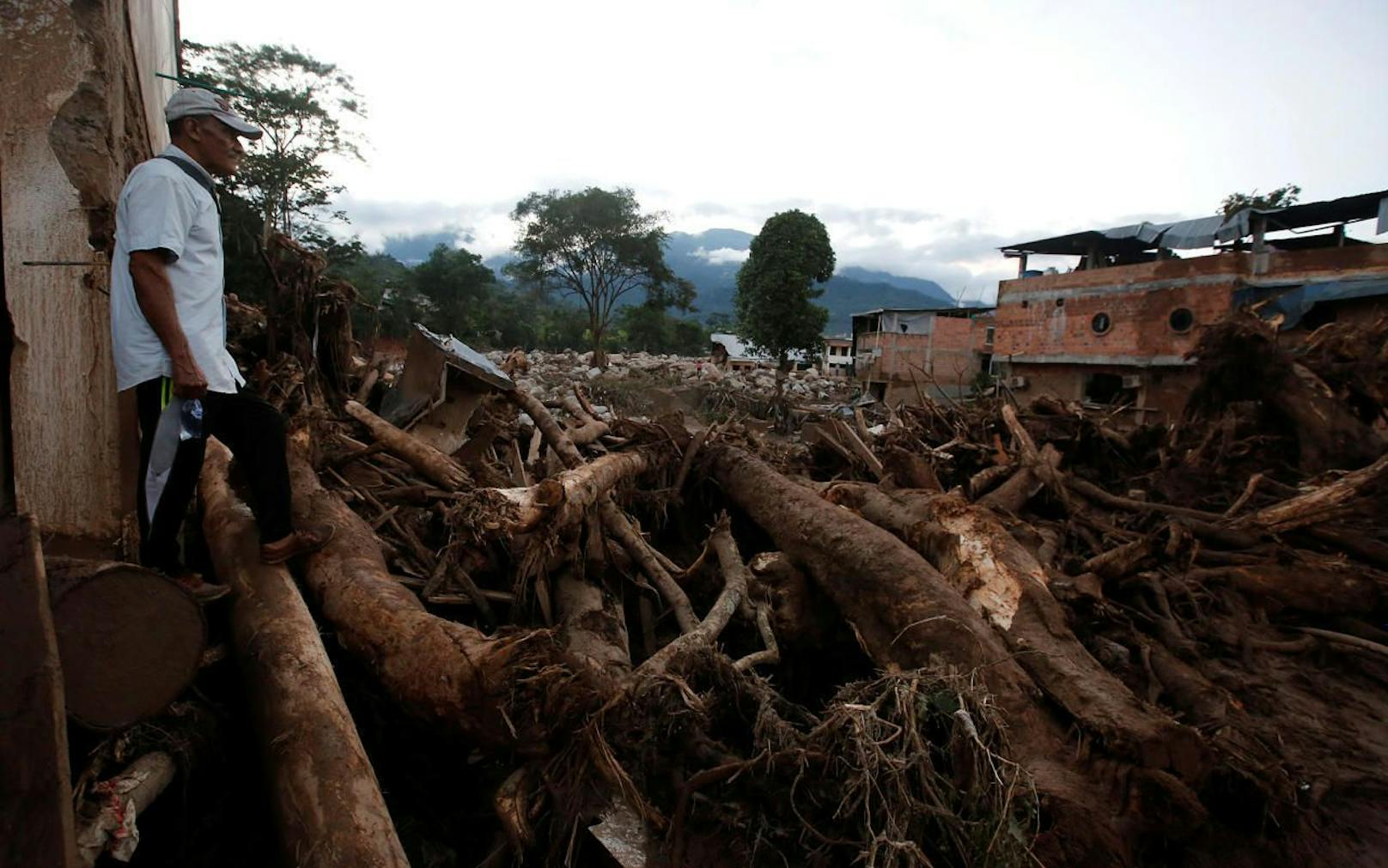 Ein Bewohner Mocoas begutachtet die Zerstörungen nach der Schlammlawine vom Wochenende.