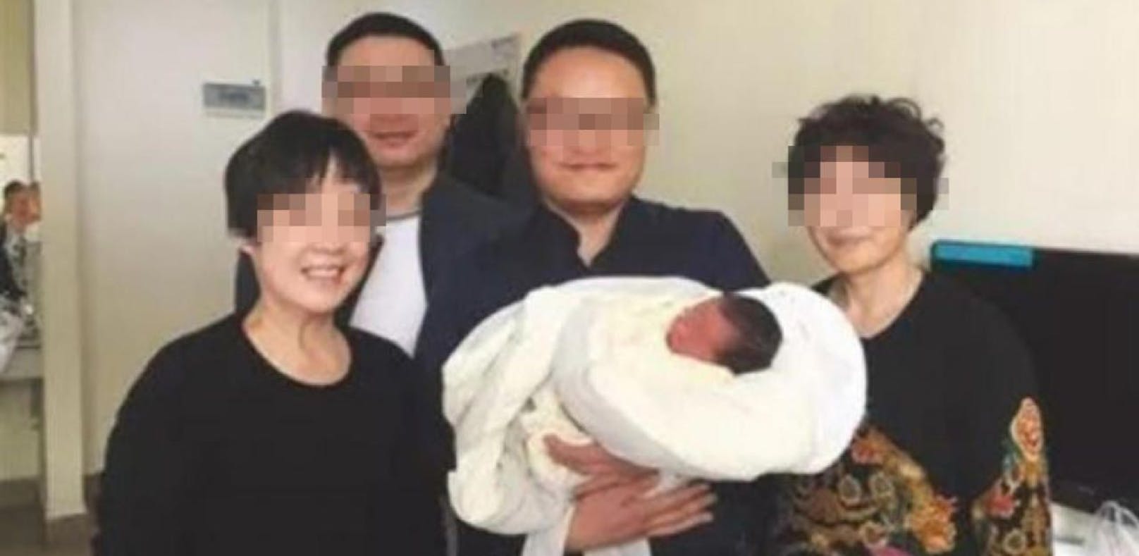Leihmutterexperte Liu Baojun (m.) mit den Großmüttern des Babys.