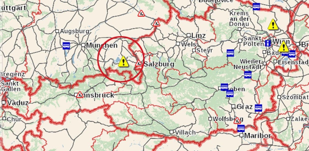 Züge zwischen Salzburg und Rosenheim können derzeit nicht fahren. Grund ist ein Rettungseinsatz.