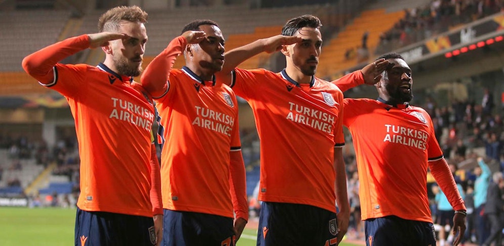 Irfan Can Kahveci salutiert, auch Robinho macht mit