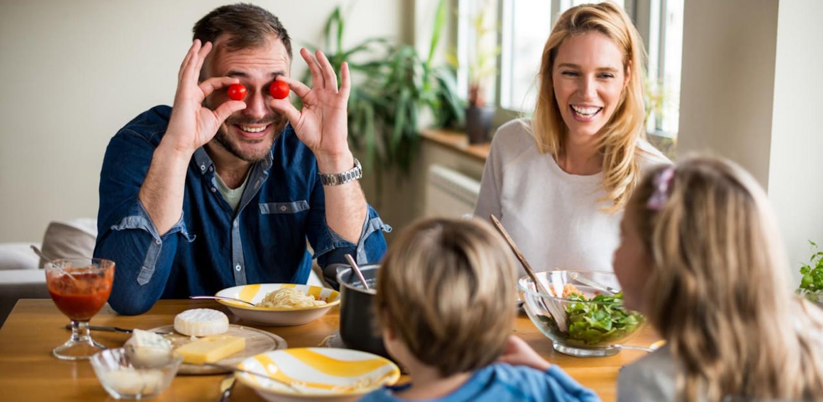 Kinder wünschen sich mehr Familienzeit, etwa beim gemeinsamen Essen.