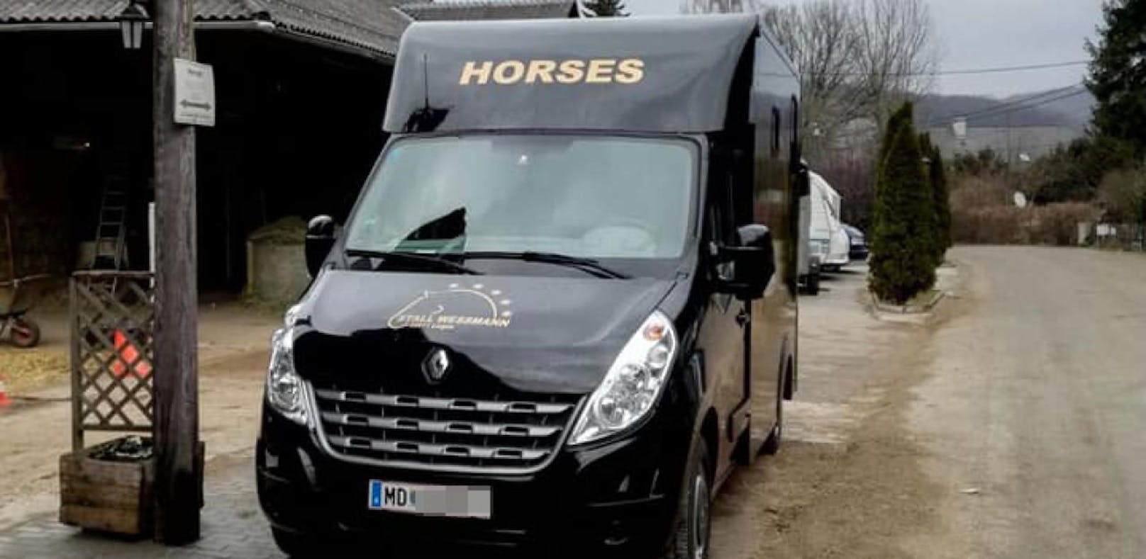 Breitenfurt: Horsebox vom Stallburschen gestohlen