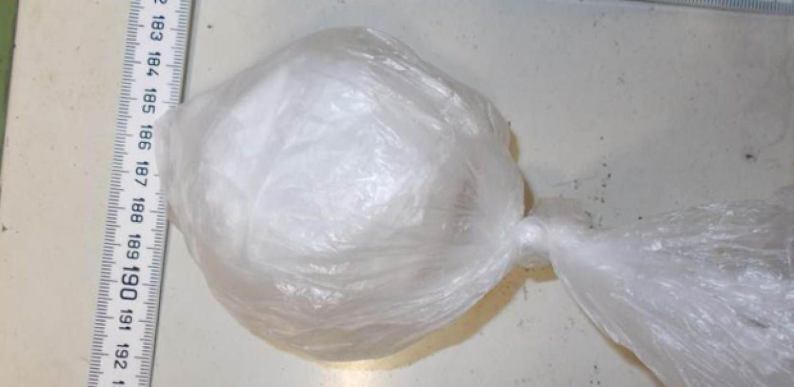 (Symbolfoto) 3-jähriger Bub aus Villach fand Kokain­päckchen vor Kindergarten
