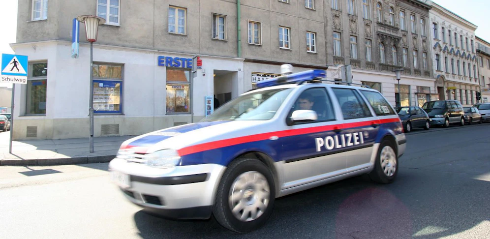 Bis die Polizei ankam, hielten die zwei Männer den Tatverdächtigen fest. (Symbolbild)
