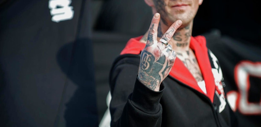 (Symbolbild) Ein deutscher Neonazi bei einem Aufmarsch der rechtsextremen NPD