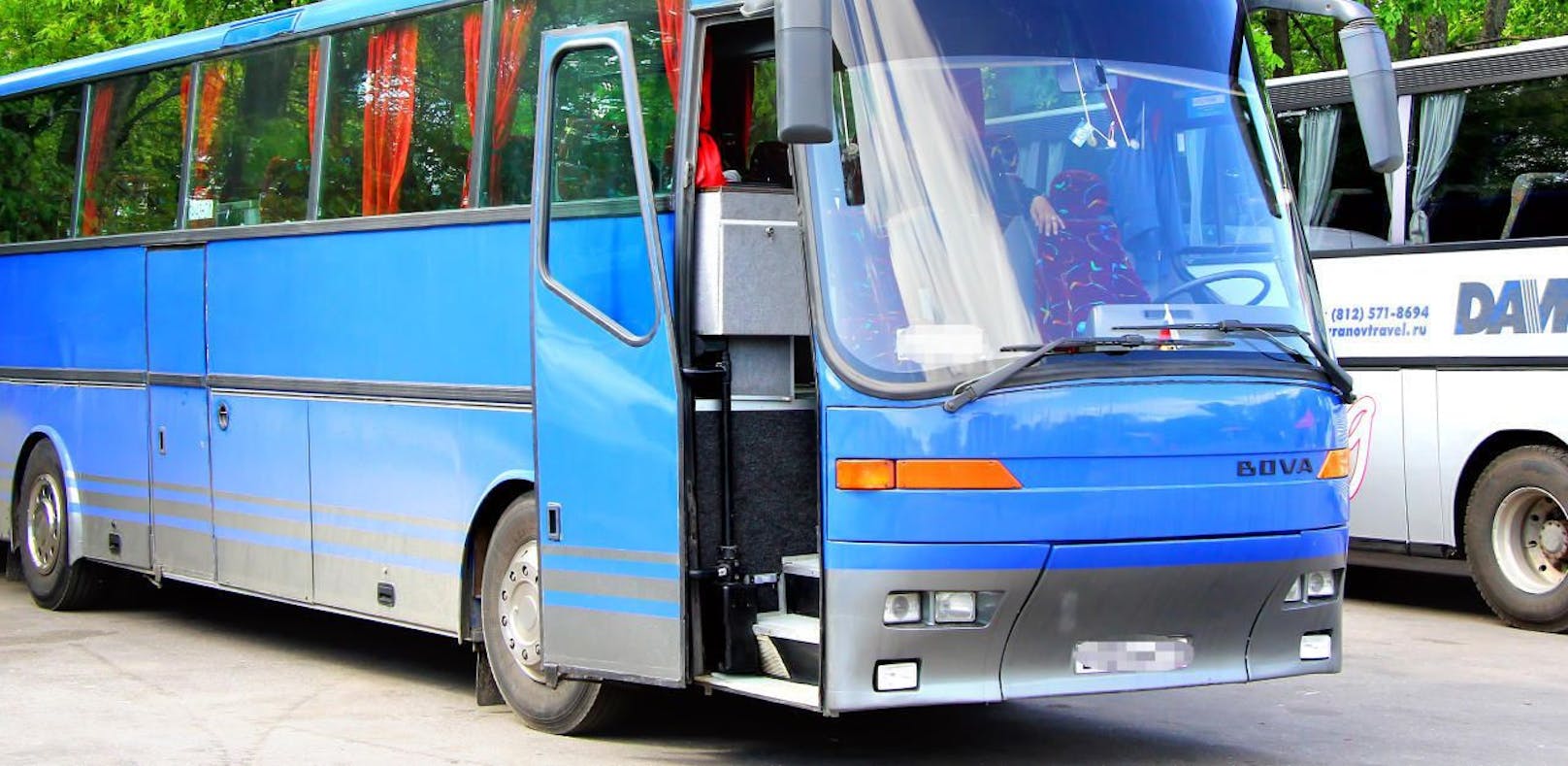 Symbolfoto eines älteren Reisebusses. 