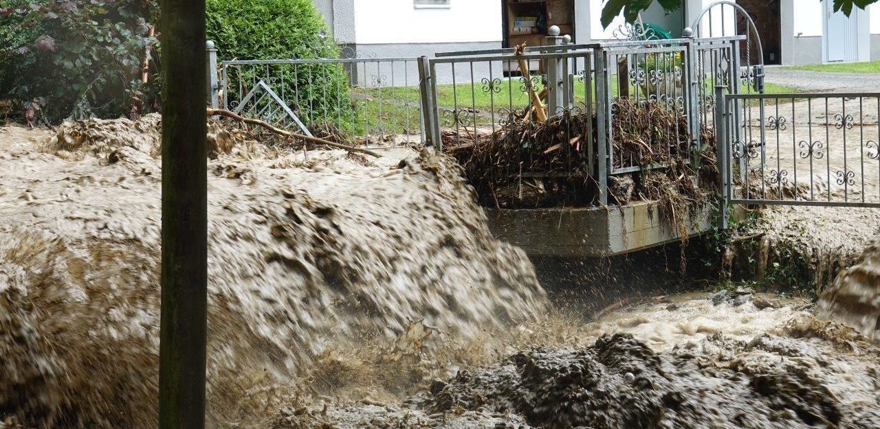 Heute.at - Rotes Kreuz rettet Mutter mit Kindern aus den Fluten
