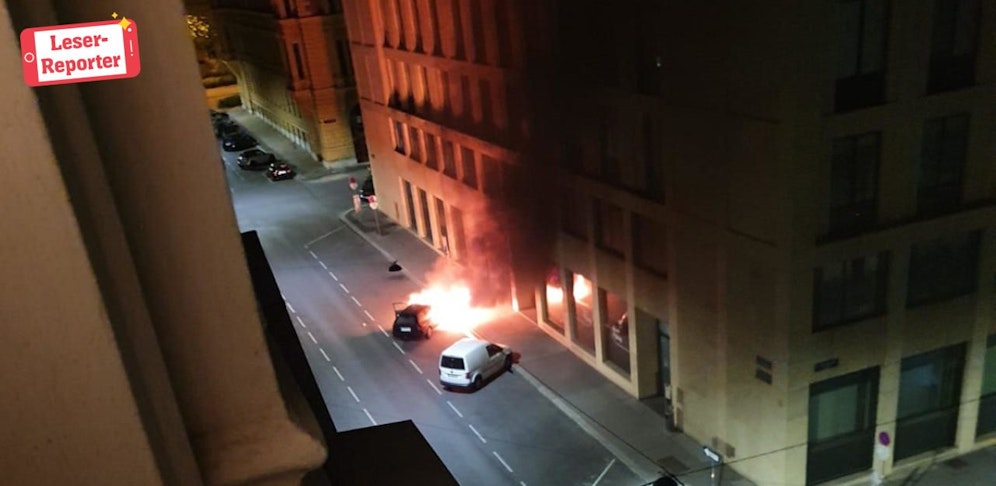 Das Auto ging in der Innenstadt in Flammen auf.