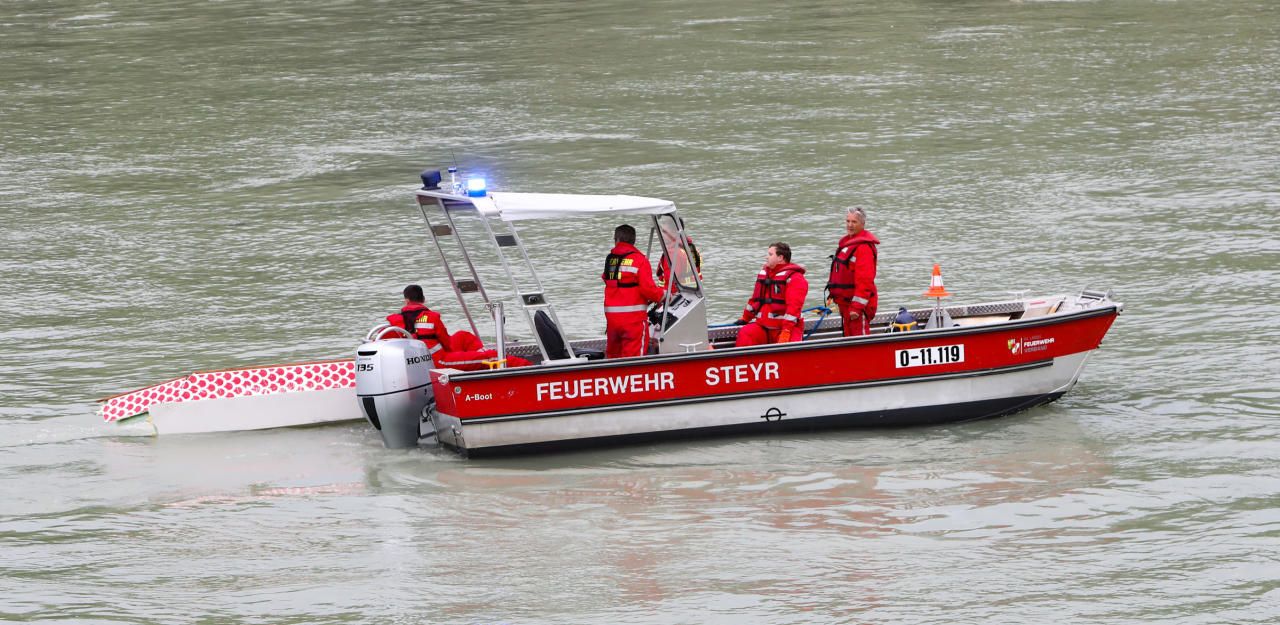 Heute.at - Boot kracht in Hochwasser gegen Pfeiler, zerbricht