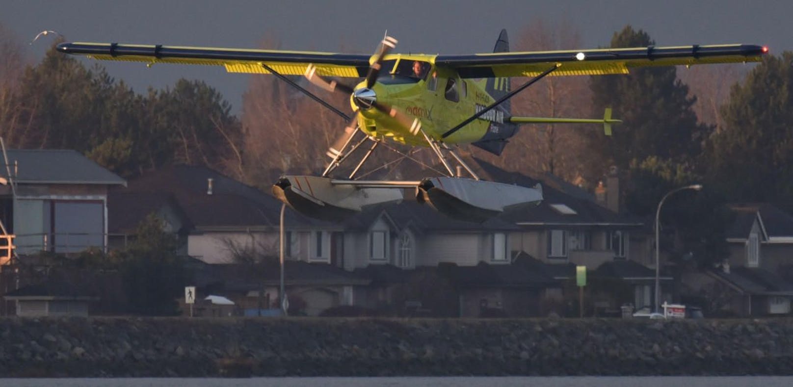 Das erste rein elektrische Verkehrsflugzeug bei seinem Testflug in Vancouver.