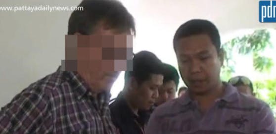 Robert T. bei seiner Verhaftung in Thailand, wo er später vom Vorwurf sexueller Handlungen mit Kindern freigesprochen wurde.