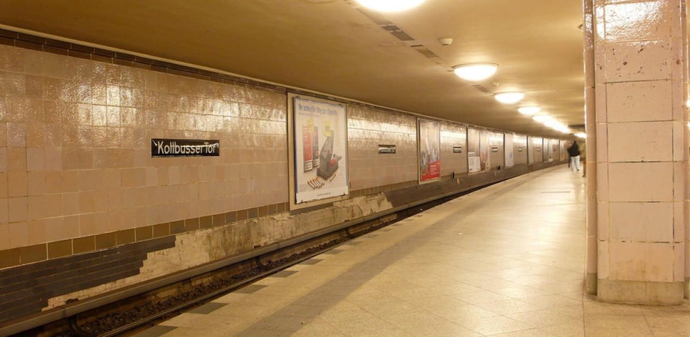 Bahnsteig der Linie U8 in Richtung Hermannstraße am Bahnhof Kottbussertor