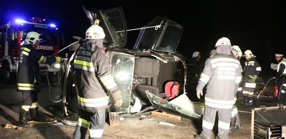 Die Feuerwehr schnitt das Dach weg.