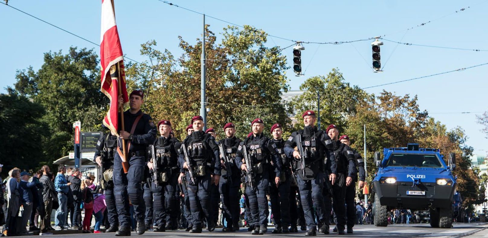 Bewaffnete Angehörigen der Polizei Sondereinheit Wega mit gepanzerten Polizeifahrzeug während einer Parade an der Ringstrasse in Wien, fotografiert am 21. September 2019. Die Wiener Polizei feiert 150 jähriges bestehen.