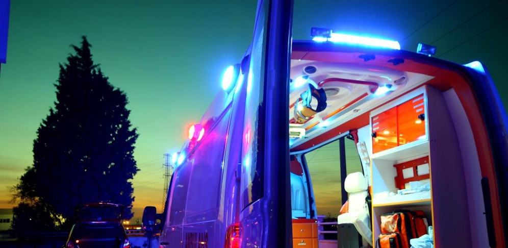 Bei einem Frontalcrash wurde ein Mann getötet. Eine Frau schwebt in Lebensgefahr. (Symbolfoto)