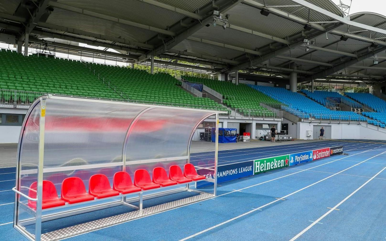Diese Sitze (die grünen und blauen) werden künftig im Stadion von Blau Weiß Linz ihren Platz finden.