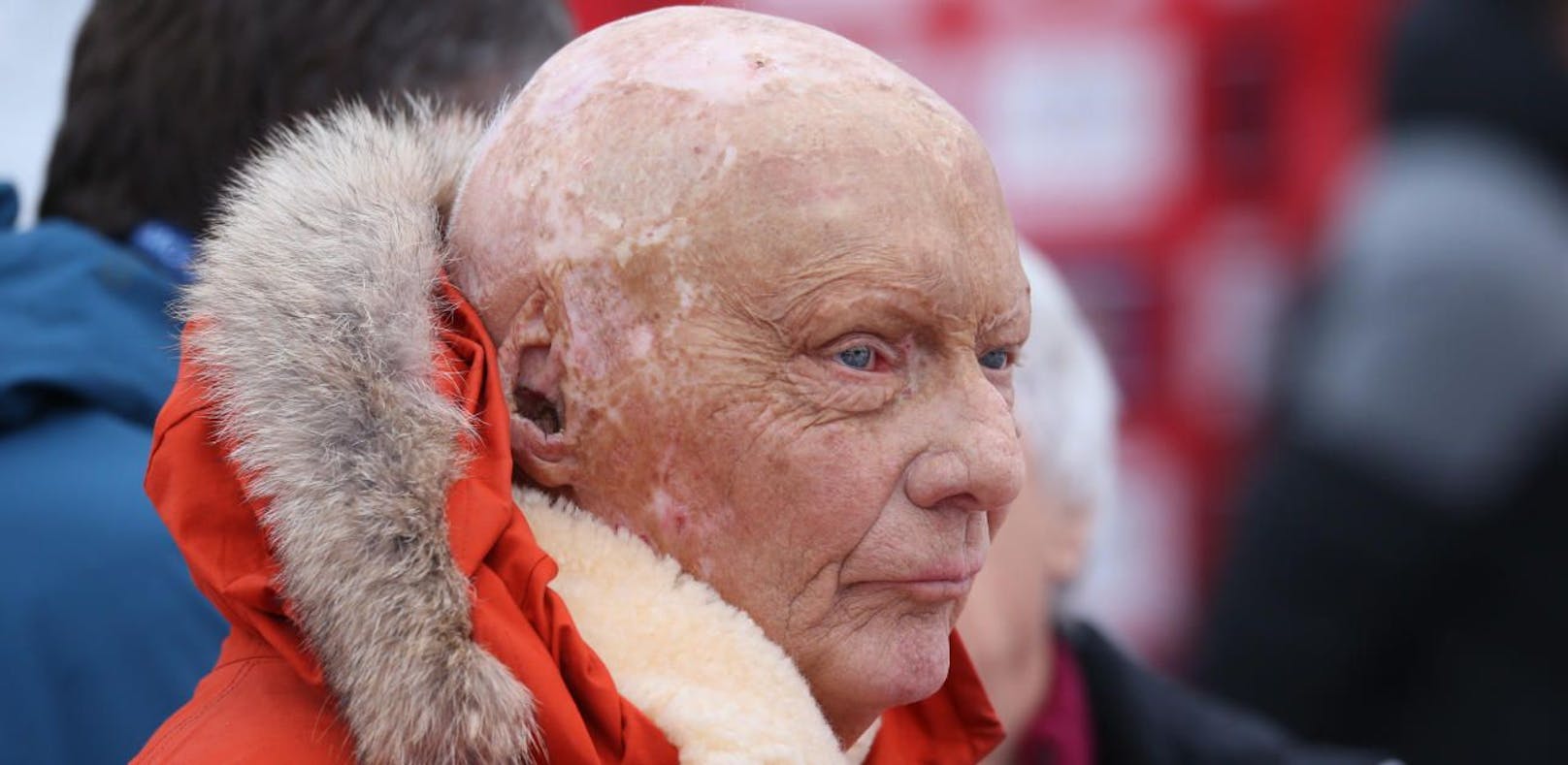 Niki Lauda lüftete seine rote Kappe und wäre pleite, wenn aus LaudaMotion nichts wird.