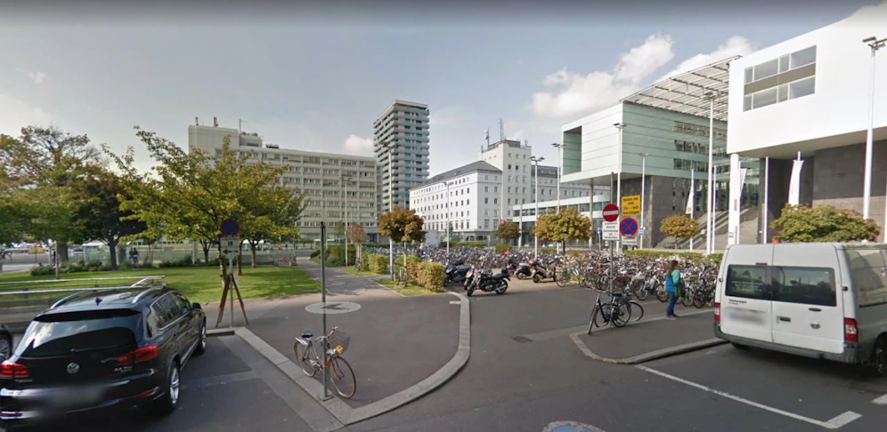 Der Radabstellplatz vor dem Linzer Bahnhof.