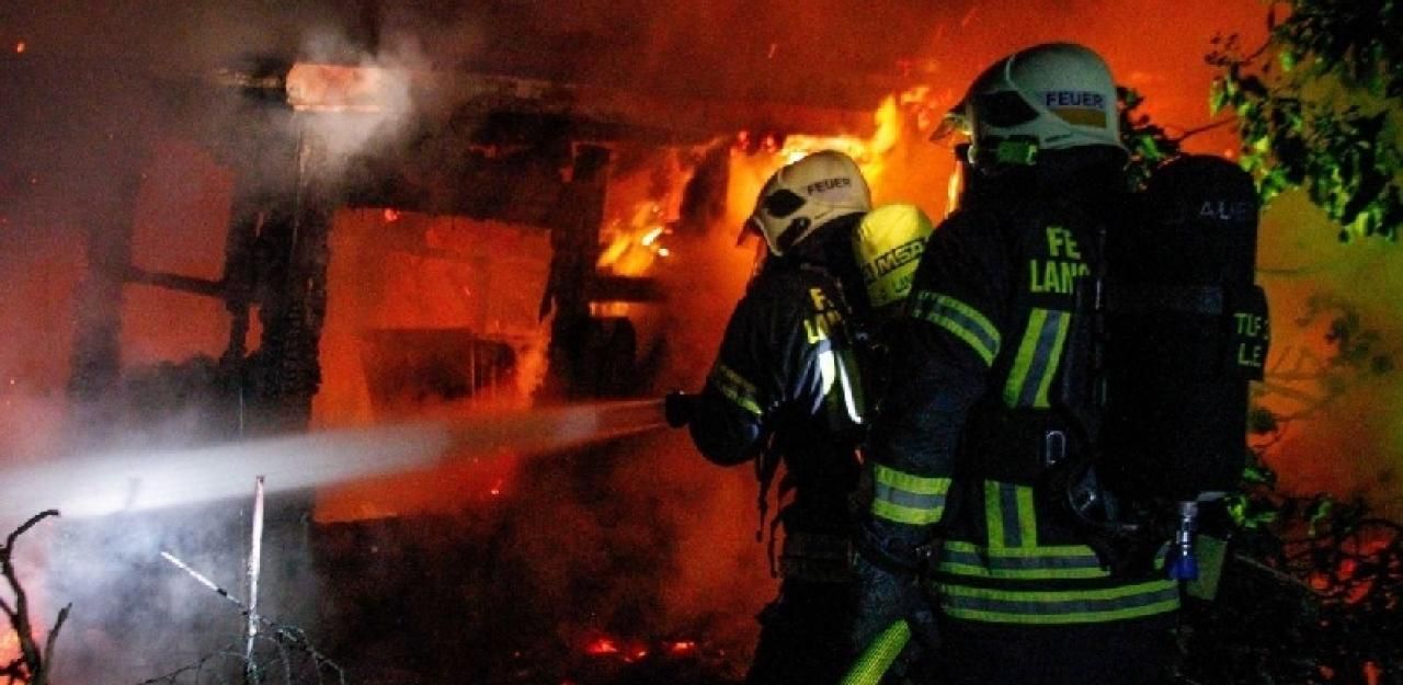 Heute.at - Hund und Herrl retten sich aus Flammen-Hölle
