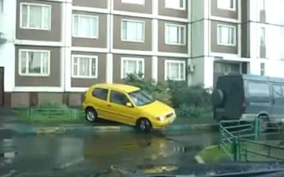 Ende der Pleiten- und Pannenshow: Der britische Autolenker setzt das Fahrzeug rückwärts in einen Garten! 