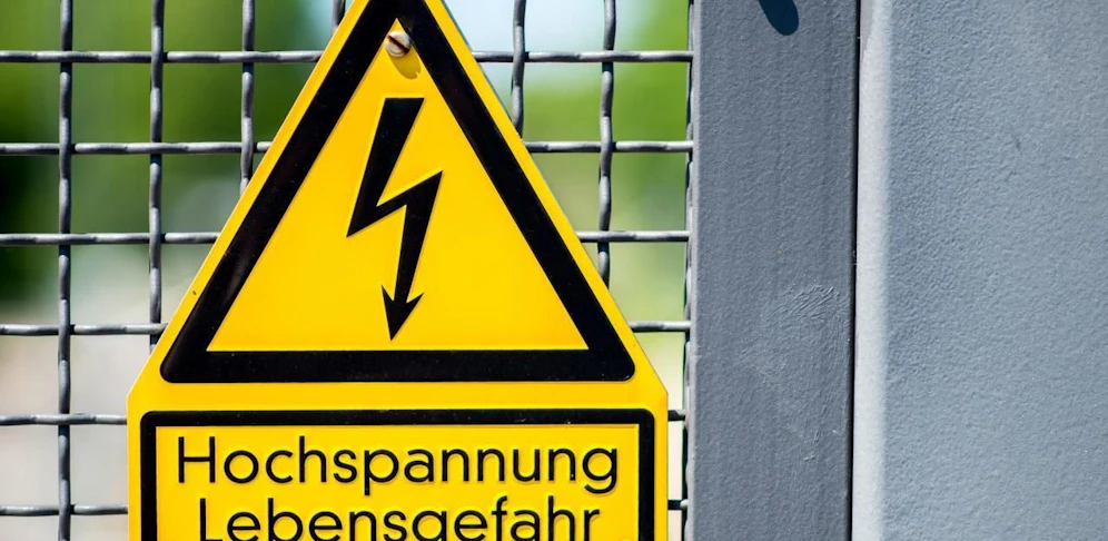 Der Mann erlitt bei dem Stromschlag schwere Verletzungen.