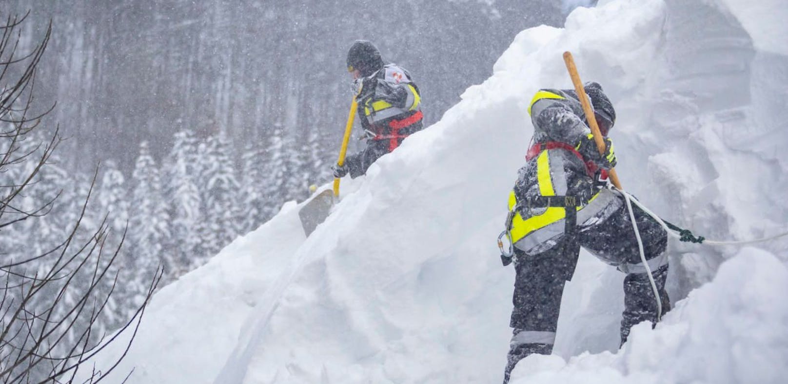 Schnee-Pause: Jetzt gehen Einsatzkräfte Arbeit an