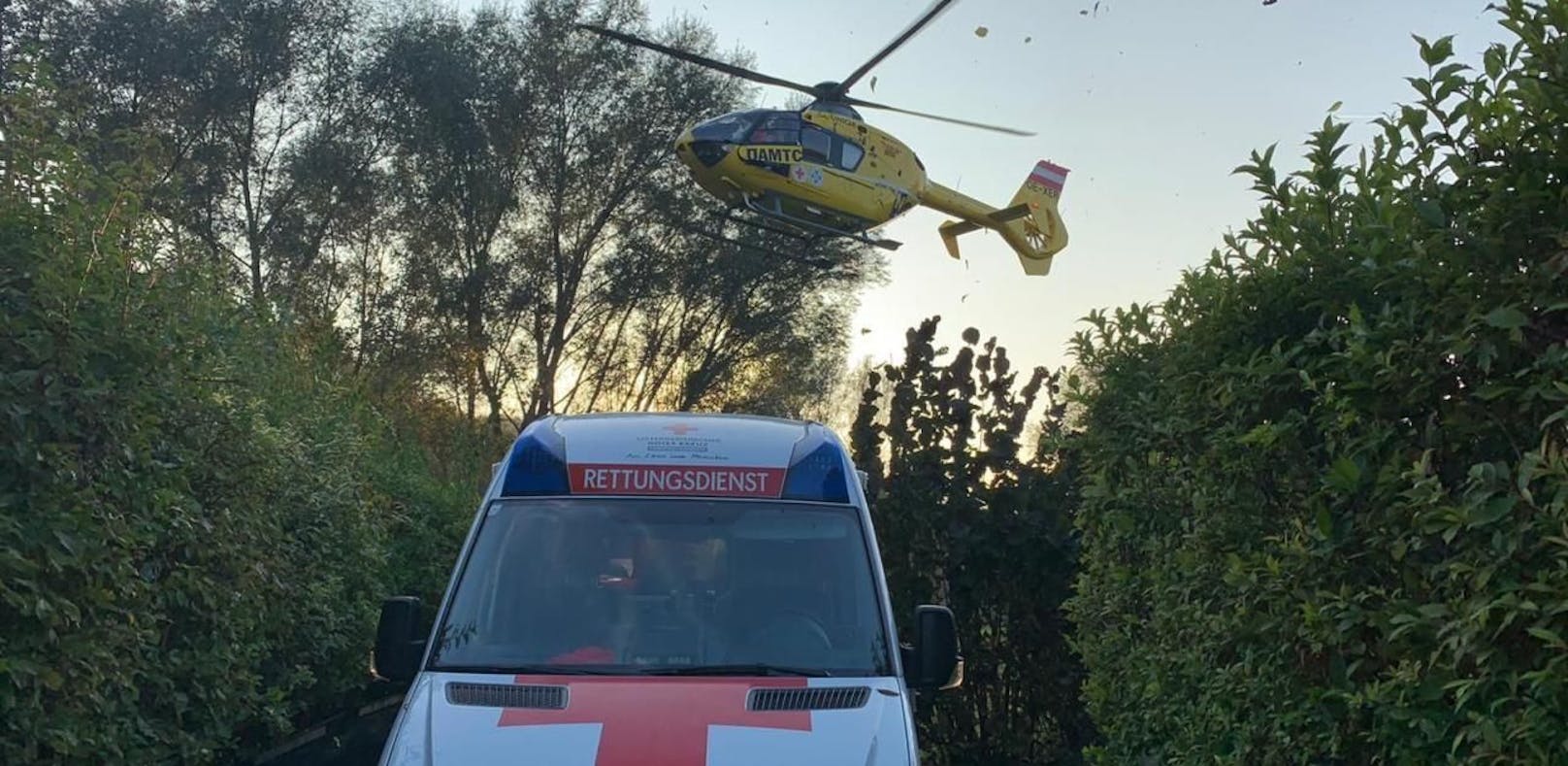 Das Team des Roten Kreuzes kümmerte sich um die Versorgung, der Mann wurde mit dem Hubschrauber ins Spital geflogen.