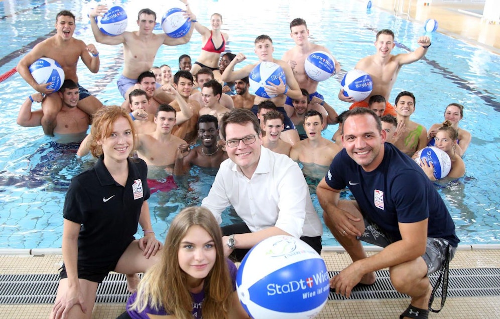 Wiedereröffnung des neu renovierten Hallenbad Simmering, mit Bäderstadtrat Jürgen Czernohorszky und Hubert Teubenbacher, GF Wiener Bäder, in der Florian Hedorfer Strasse.