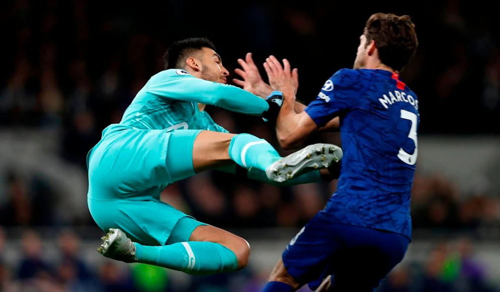 Spurs-Keeper Paulo Gazzaniga (l.) fliegt Richtung Marcos Alonso. Die Folge: Elfmeter.
