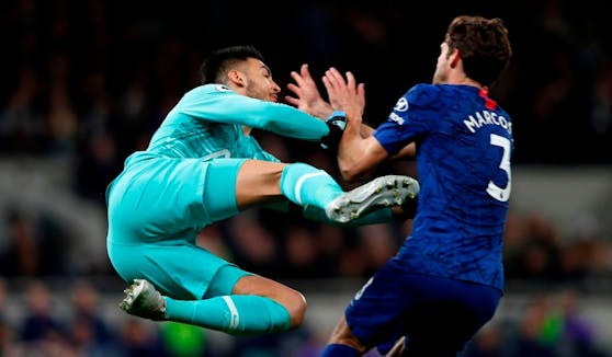Spurs-Keeper Paulo Gazzaniga (l.) fliegt Richtung Marcos Alonso. Die Folge: Elfmeter.