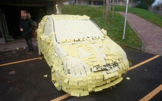 Ein Passant lief am Samstag, dem 14. Dezember in der Nähe des Bahnhofes Cham an einem Auto vorbei. Der Fahrer hat sein Auto quer über zwei Parkplätze gestellt.