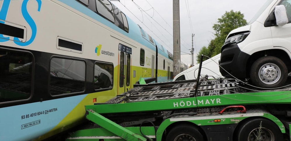 Bei einem Bahnübergang in Seekirchen am Wallersee (Flachgau) ist am frühen Montagnachmittag, 12. August 2019, eine Garnitur der Westbahn mit einem Lkw zusammengestoßen. Nach Angaben des Roten Kreuzes wurden bei der Kollision keine Menschen verletzt.