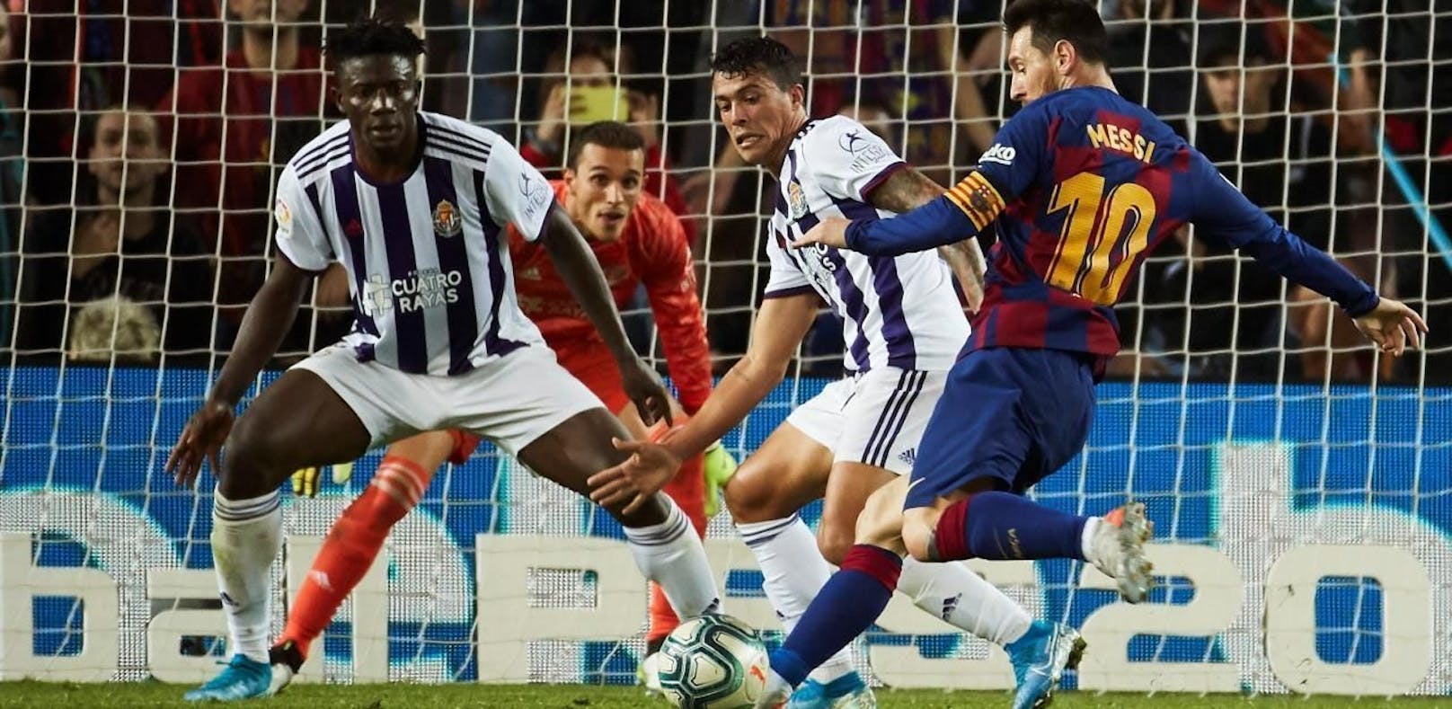 Wenn Lionel Messi zaubert, können die Gegner nur mehr staunen.