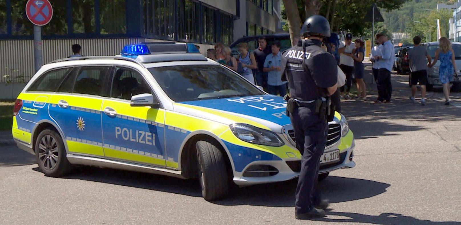 Amokalarm: Ein Polizist steht mit seiner Waffe auf einem Zufahrtsweg zur Friedrich-Ebert Schule in Esslingen.