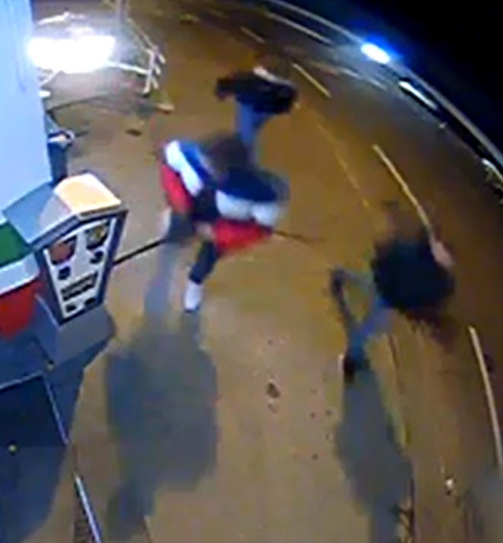 Die unbekannten Täter  einer davon trug eine auffällige, bunte Daunenjacke.