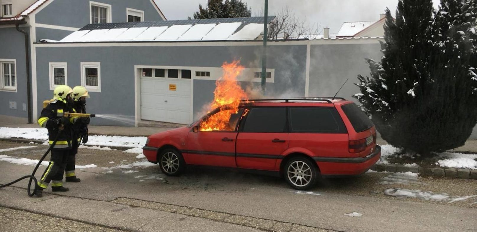 Löscheinsatz: VW ging in Flammen auf