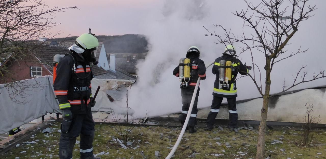 Heute.at - Großeinsatz bei Brand in Wohnhaussiedlung