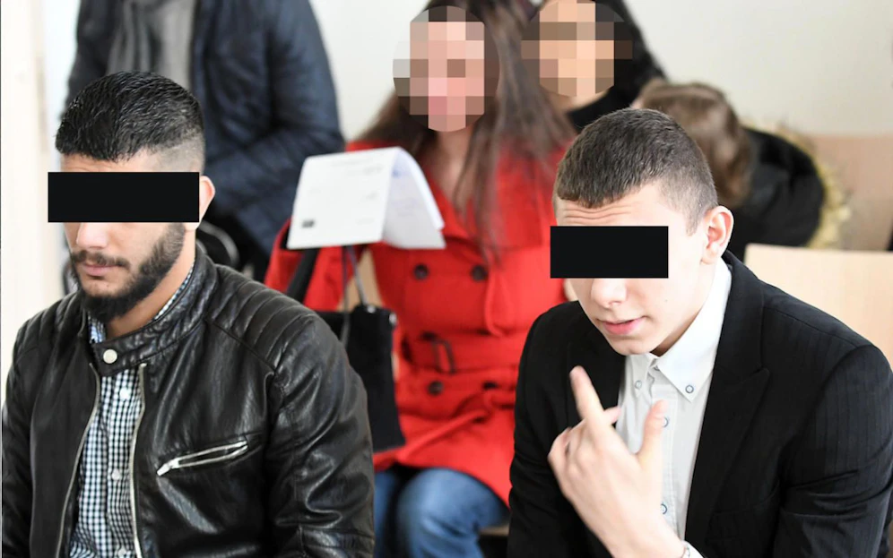 Die beiden Angeklagten sollen zwei Nachtschwärmer mit Messern bedroht haben. 