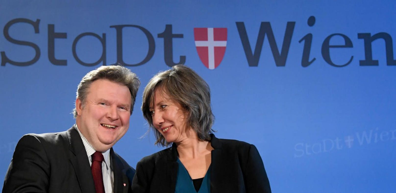 Bürgermeister Michael Ludwig (SPÖ, li.) und Vize-Bürgermeisterin Birgit Hebein (Grüne) schnürten gemeinsam mit Wirtschaftsstadtrat Peter Hanke (SPÖ) ein Hilfspaket für Wiener Unternehmen.