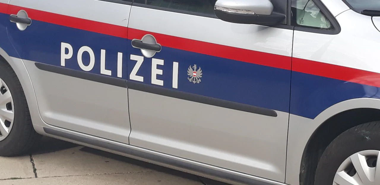 Ein Alkolenker krachte mit seinem Wagen gegen ein Polizeiauto. (Symbolfoto)