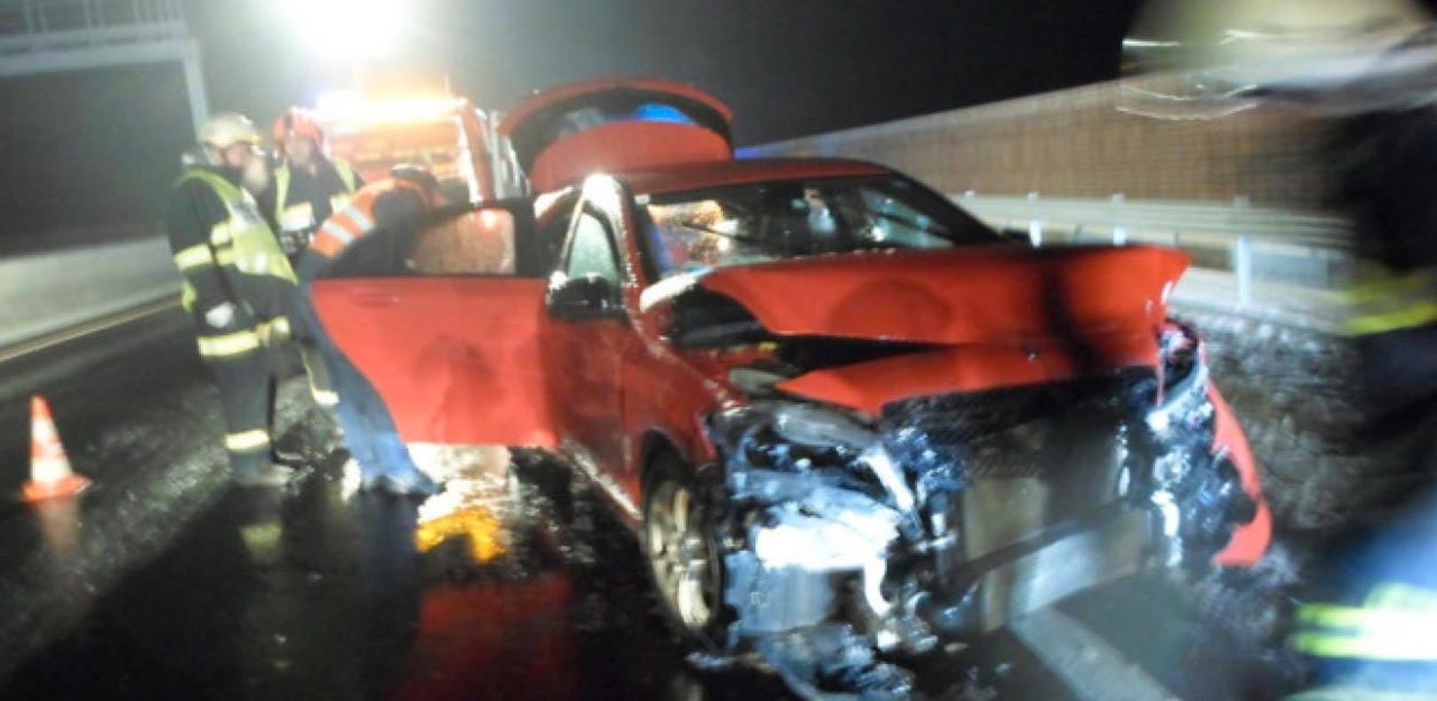 Crash mit drei Pkw auf A5: Vier Opfer im Spital