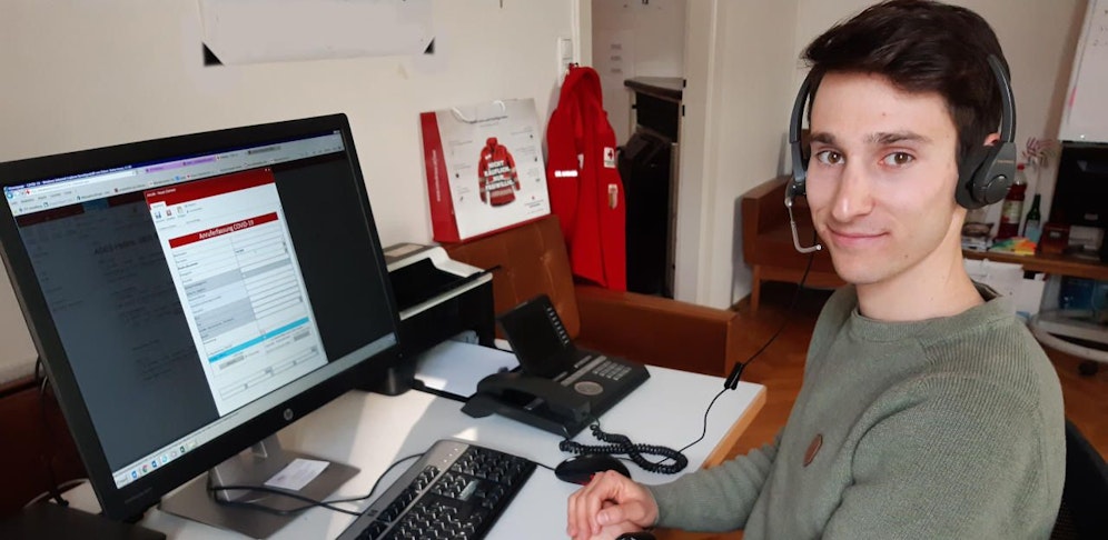 Medizin-Student Moritz Kerbl-Knapp  ist einer von vielen Freiwilligen bei der Hotline. (Foto: Rotes Kreuz OÖ)