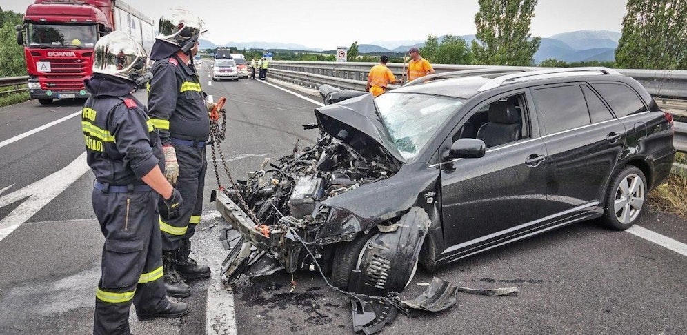 Die Front des Kombi wurde bei dem Crash völlig demoliert.