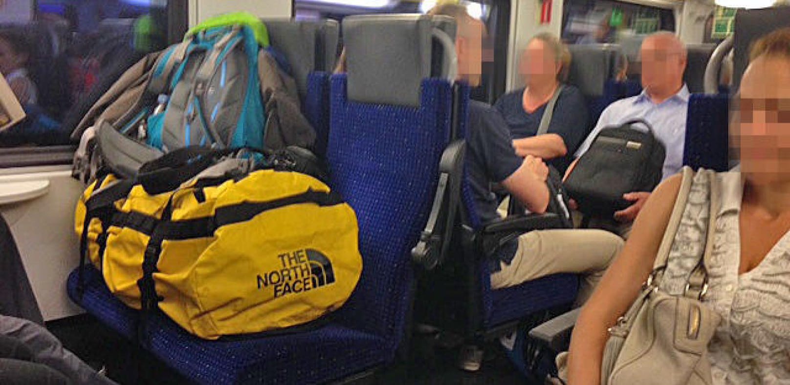 Passagiere, die freie Sitzplätze mit Gepäck blockieren, sorgen im Zug oft für Ärger.