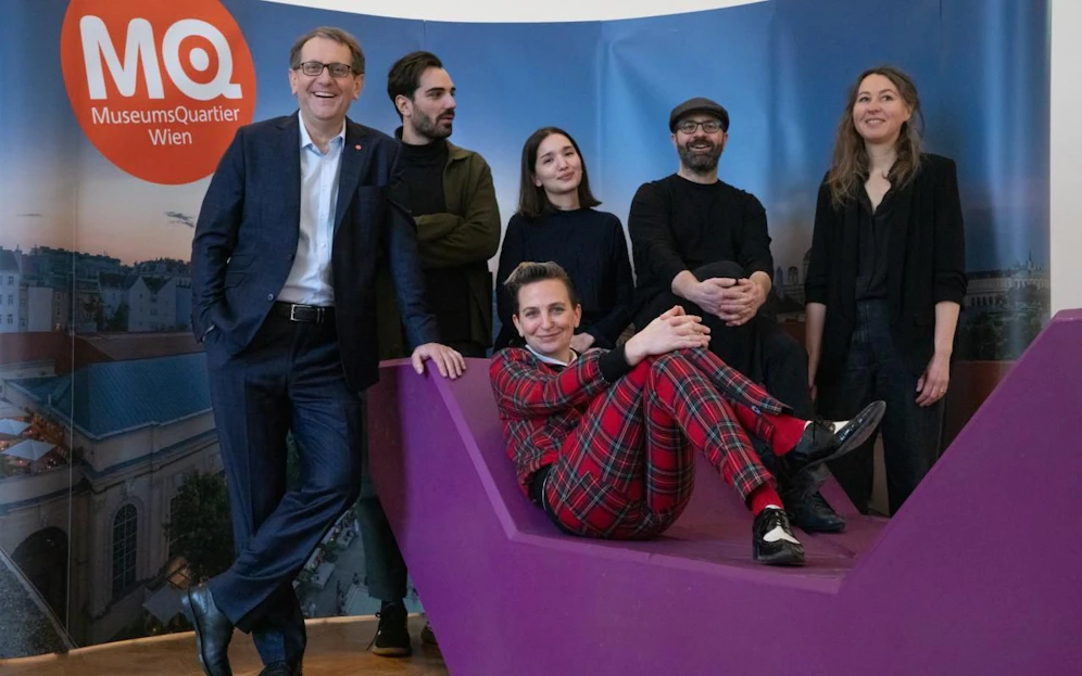 Mit einem Besucherrekord im Rücken startet das MQ Wien in die neue Kultursaison. (v.l.n.r.: MQ-Direktor Christian Strasser, Künstler und Kurator Bogomir Doringer, Co-Kuratorin Liesa Takagi, Kurator Marcello Farabegoli, künstlerische Leitung frei_raum Q21 exhibition space Elisabeth Hajek, Künstlerin Deborah Sengl) (c) Lorenz Seidler