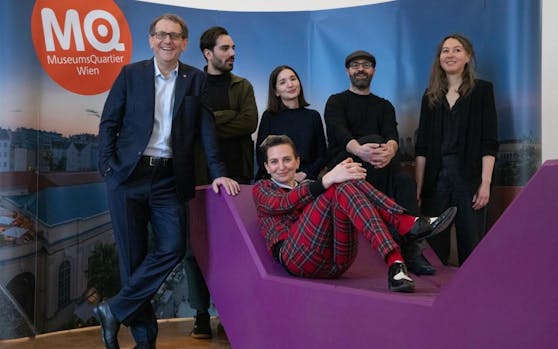 Mit einem Besucherrekord im Rücken startet das MQ Wien in die neue Kultursaison. (v.l.n.r.: MQ-Direktor Christian Strasser, Künstler und Kurator Bogomir Doringer, Co-Kuratorin Liesa Takagi, Kurator Marcello Farabegoli, künstlerische Leitung frei_raum Q21 exhibition space Elisabeth Hajek, Künstlerin Deborah Sengl) (c) Lorenz Seidler