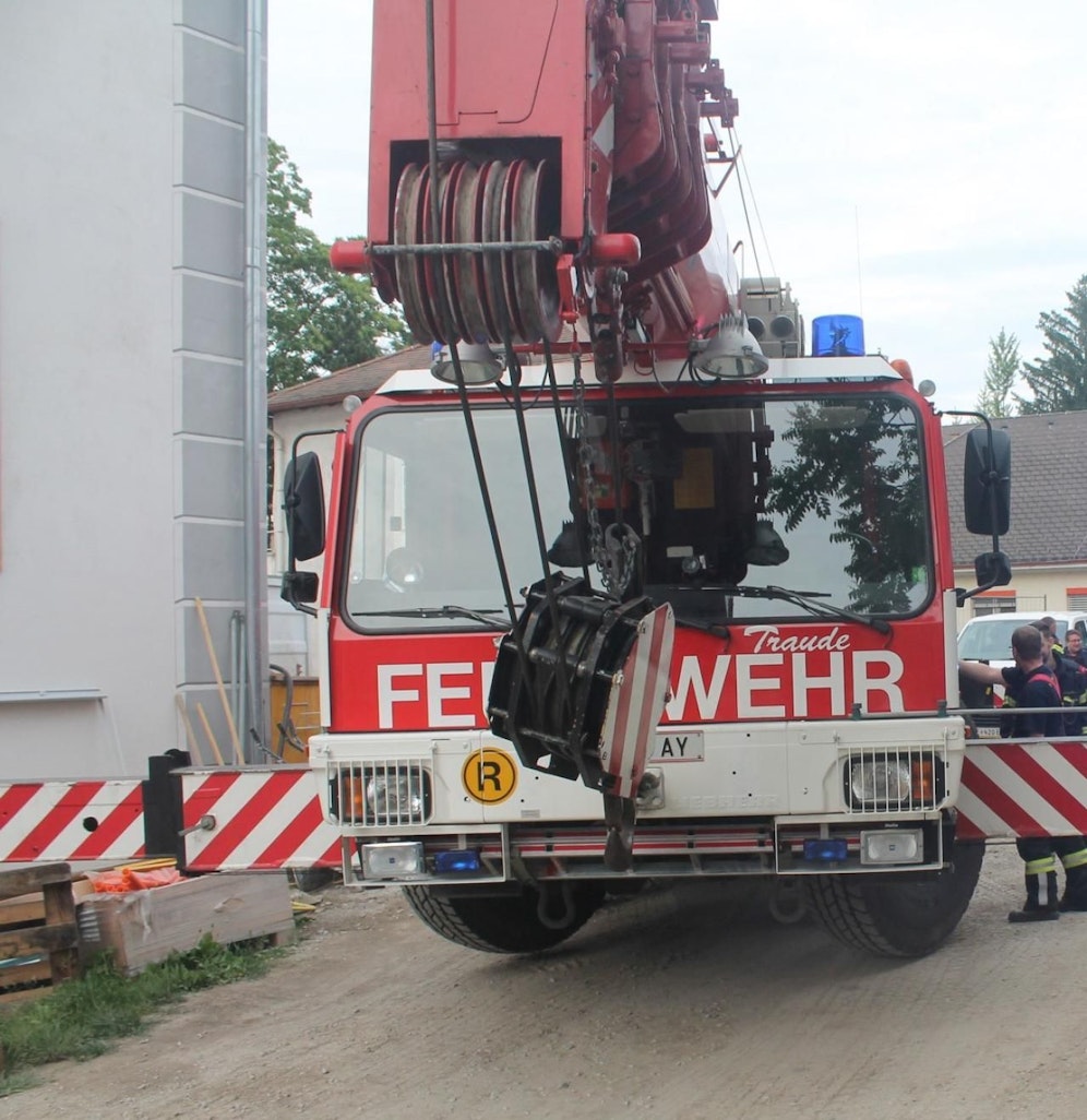 Die Feuerwehr mußte die Einsenstange mit einer Flex vom Bauteil trennen.