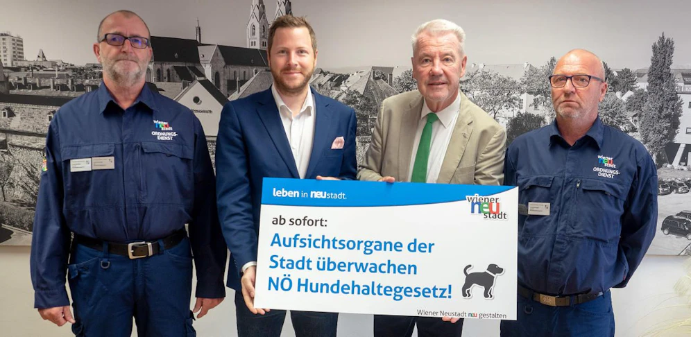 Vize-Bürgermeister Schnedlitz (li.) und Bürgermeister Schneeberger mit zwei der Aufsichtsorgane.
